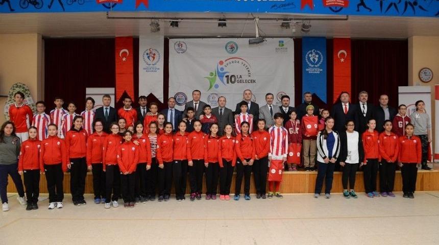 Ortaokul &Ouml;ğrencilerine Spor Malzemesi Dağıtıldı