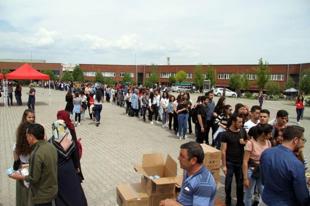 &Uuml;niversitede Balık Ekmek İzdihamı