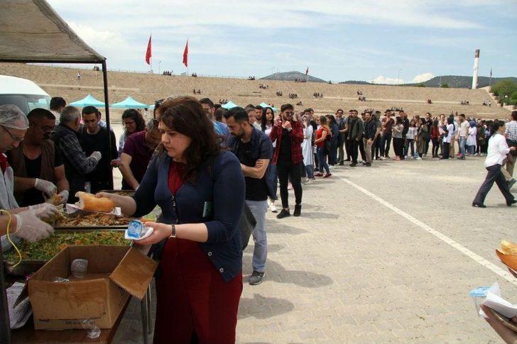 Üniversitede Balık Ekmek İzdihamı G1