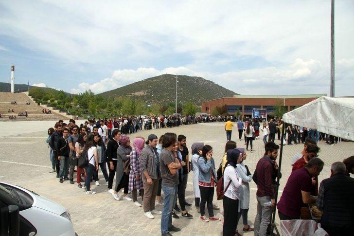 Üniversitede Balık Ekmek İzdihamı G2