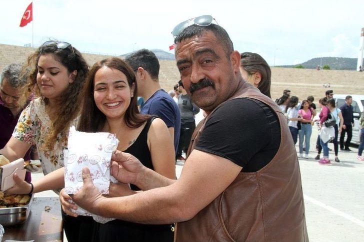 Üniversitede Balık Ekmek İzdihamı G3