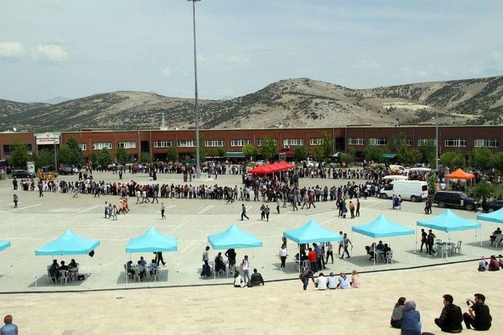 Üniversitede Balık Ekmek İzdihamı G4