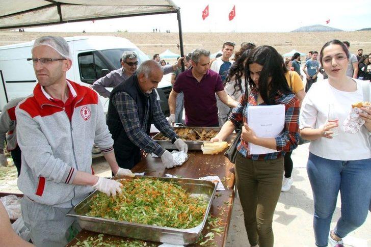 Üniversitede Balık Ekmek İzdihamı G5