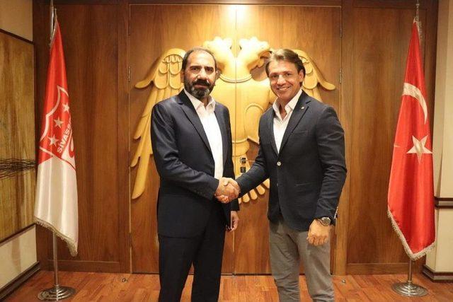 Sivasspor, Tamer Tuna İle 1 Yıllık Sözleşme İmzaladı