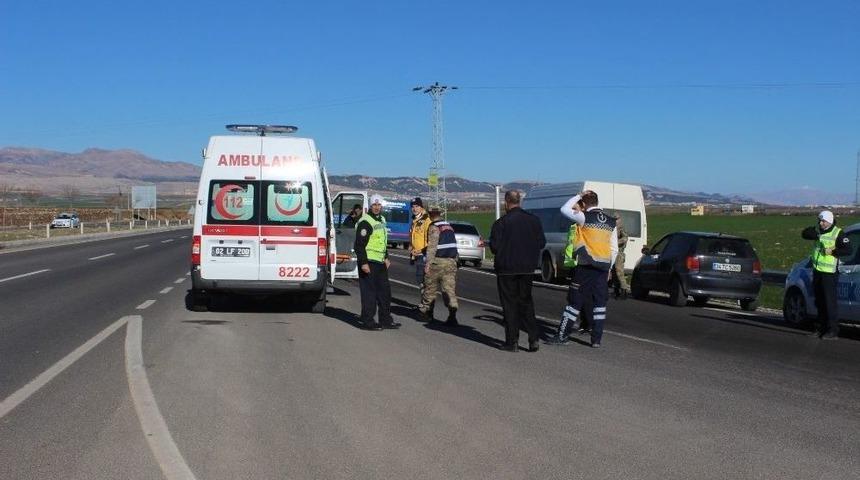 Ambulans İle Otomobil &Ccedil;arpıştı: 2 Yaralı