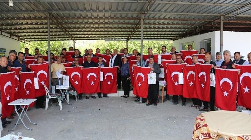 Başkan Tollu’dan Esnafa 3 Bin Bayrak