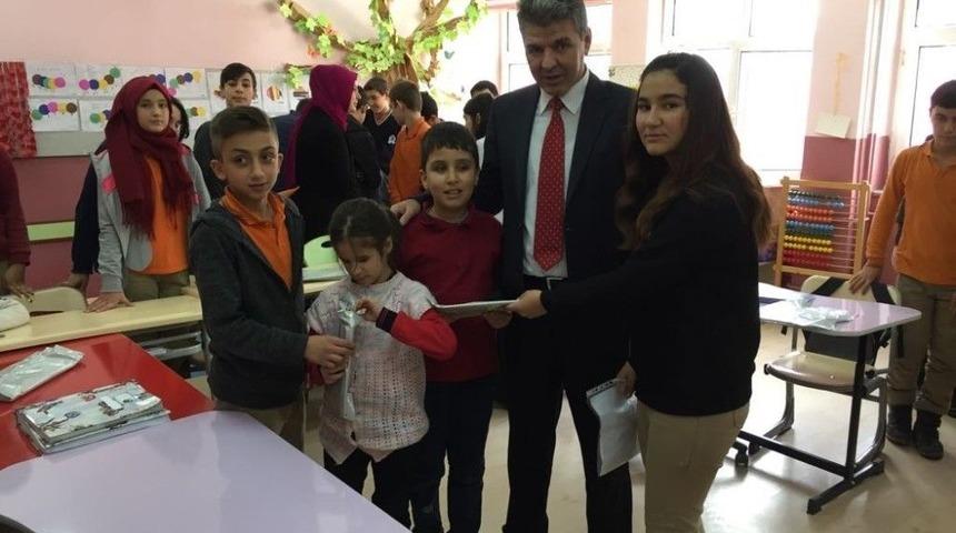 Ortaokul &Ouml;ğrencilerinden G&ouml;rme Engelliler Sınıfına Ziyaret