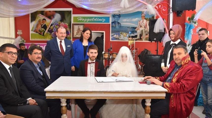 Yunusemre&rsquo;de 2017&rsquo;de Bin 560 &Ccedil;ift Hayatlarını Birleştirdi