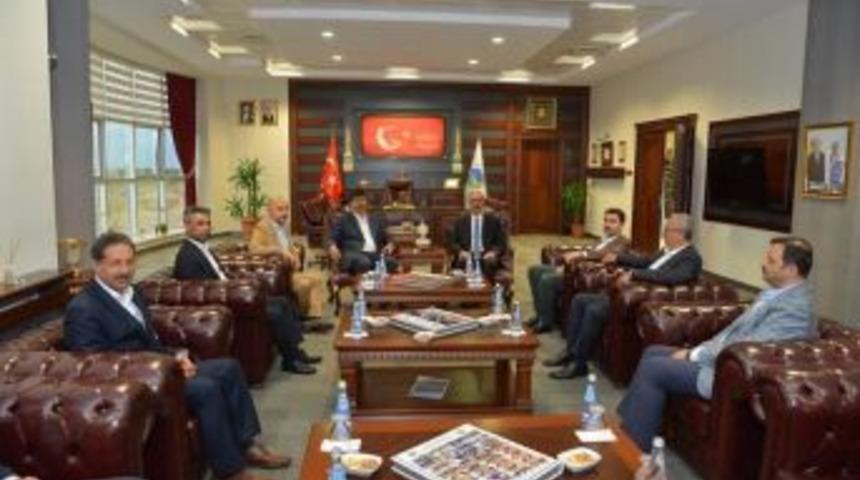 Rekt&ouml;r Karakaya, Cumhurbaşkanı Danışmanları Ve Bakanlık B&uuml;rokratları İle Biraraya Geldi