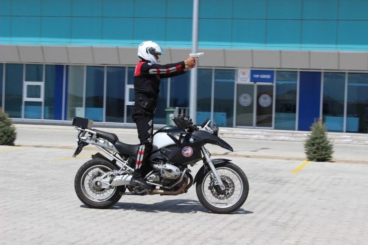 Yunus Timlerinin Akrobatik Hareketleri B&uuml;y&uuml;k Alkış Aldı