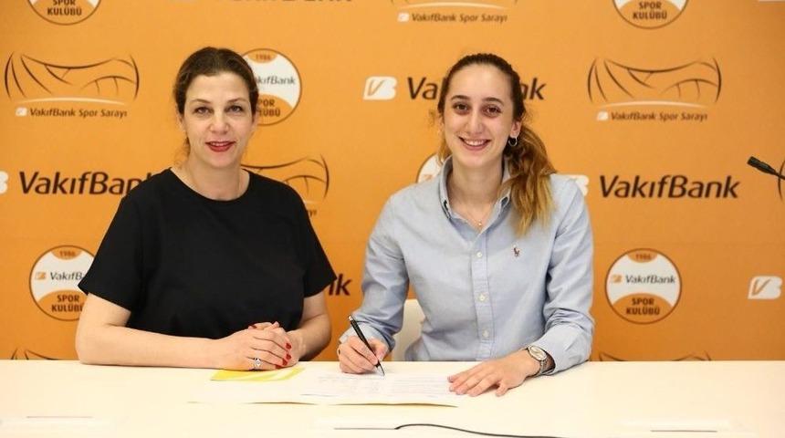 Vakıfbank, Melis, Ay&ccedil;a Ve Gizem İle Devam Ediyor