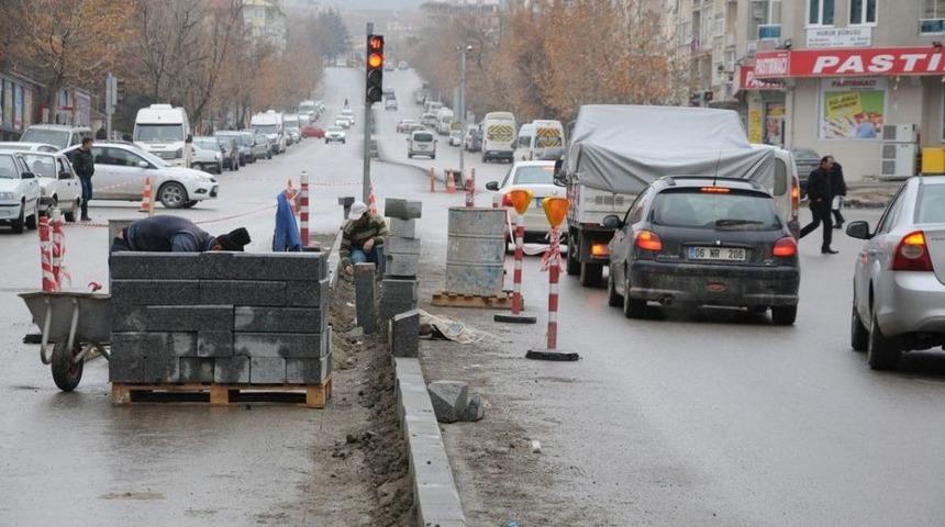 Belediye Yol Ve Kaldırım &Ccedil;alışmalarını Aralıksız S&uuml;rd&uuml;r&uuml;yor