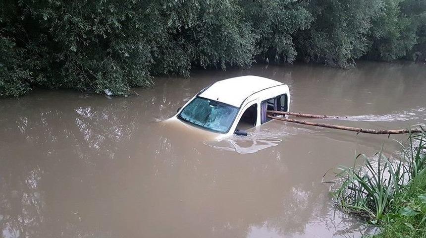 Dereye U&ccedil;an Otomobilini Bırakıp Apar Topar İşine Gitti