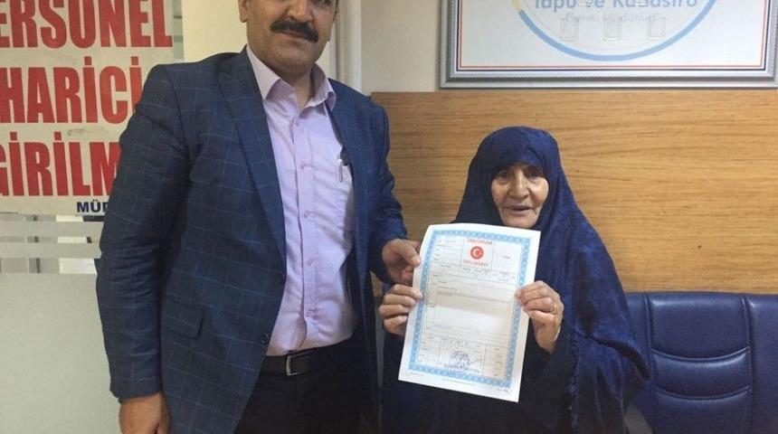 Başkan Sekmen 33 Yıllık Tapu Sorununu &Ccedil;&ouml;zd&uuml;