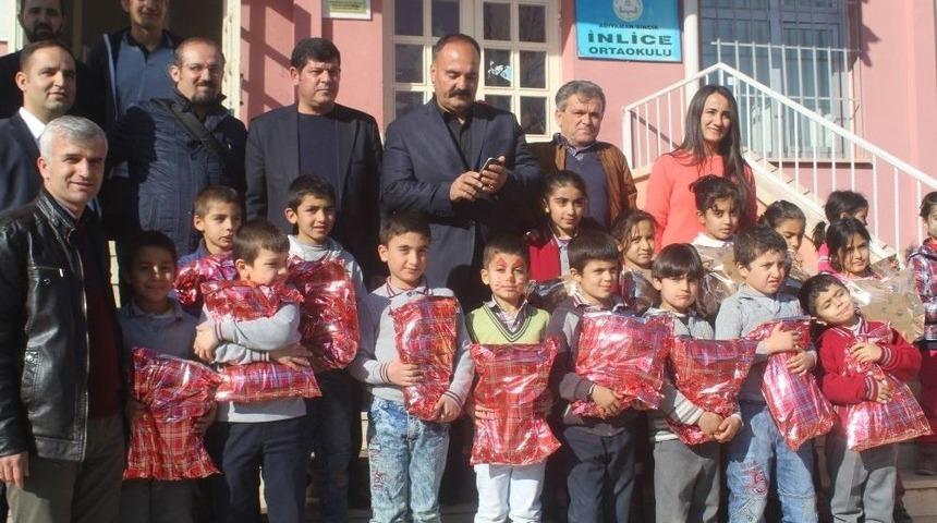 &Ouml;ğretmen Ve &Ouml;ğrencilerden K&ouml;y Okulu &Ouml;ğrencilerine Anlamlı Yardım