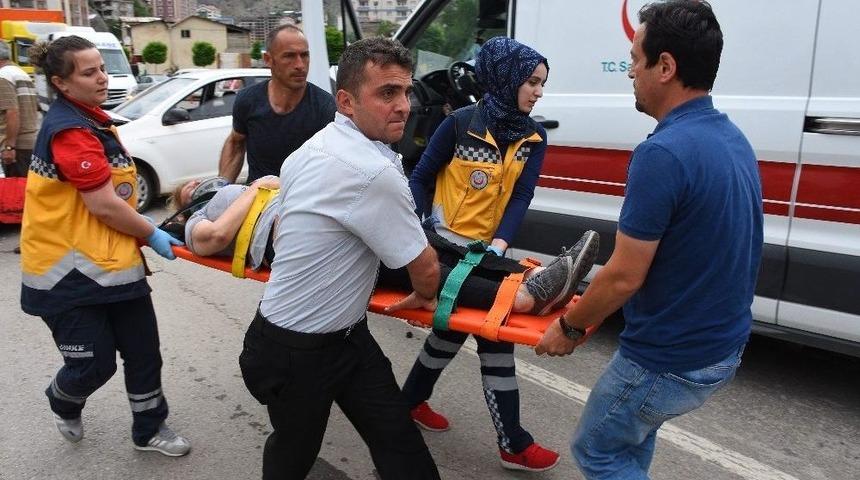 G&uuml;m&uuml;şhane&rsquo;de Trafik Kazası: 2 Yaralı