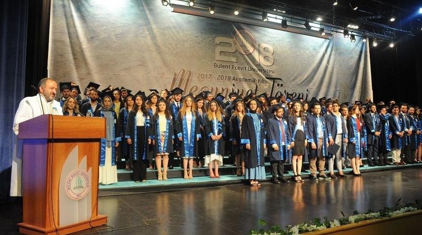 Be&uuml;&rsquo;de Mezuniyet Coşkusu S&uuml;r&uuml;yor
