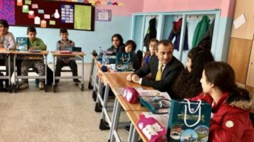 Vali Sonel’den Tüm Öğrencilere Kitap