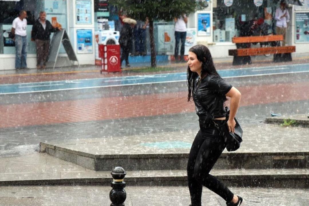 Bolu&rsquo;da Aniden Bastıran Yağmur Etkili Oldu