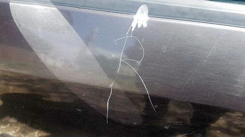 İl&ccedil;ede 35 Araca "r" Harfi Kazıldı, S&uuml;r&uuml;c&uuml;ler Tedirgin Oldu