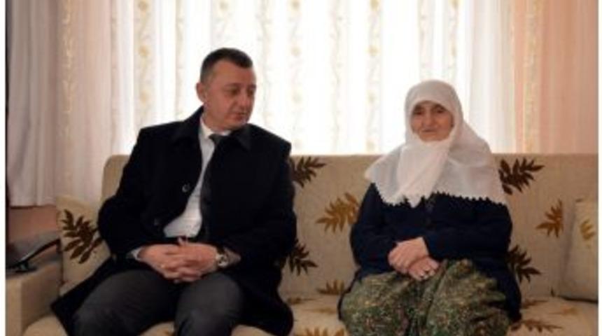 Vali B&uuml;y&uuml;kakın Boz&uuml;y&uuml;k&rsquo;te Şehit Ailesini Ziyaret Etti