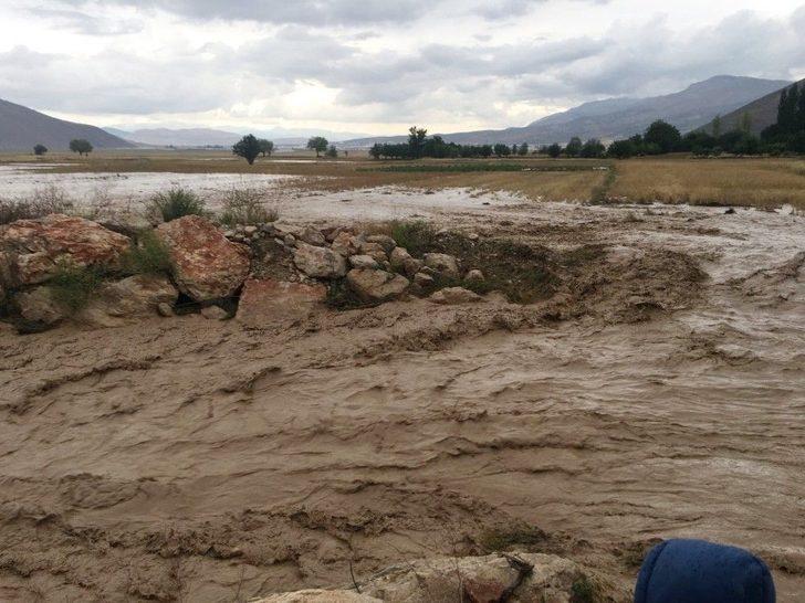 Antalya’da Şiddetli Yağmur Nohut Tarlalarını Çamur Deryasına Çevirdi G5