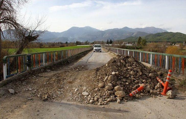 Hasar Gören Köprüde Tehlikeli Yolculuk G1