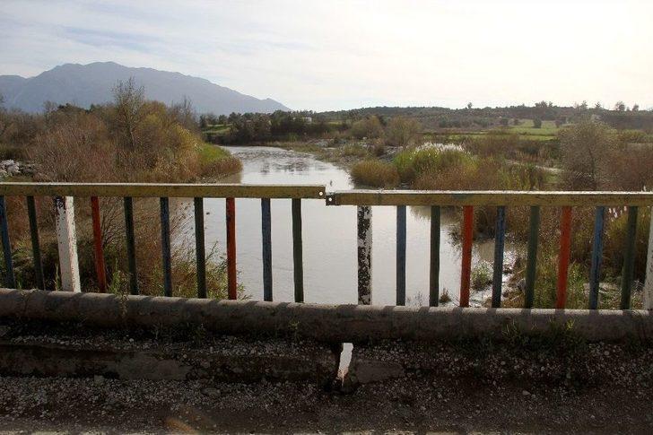 Hasar Gören Köprüde Tehlikeli Yolculuk G4