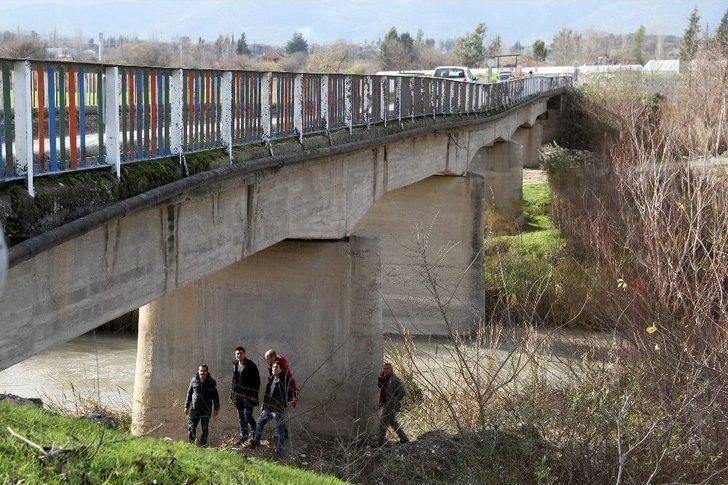 Hasar Gören Köprüde Tehlikeli Yolculuk G5