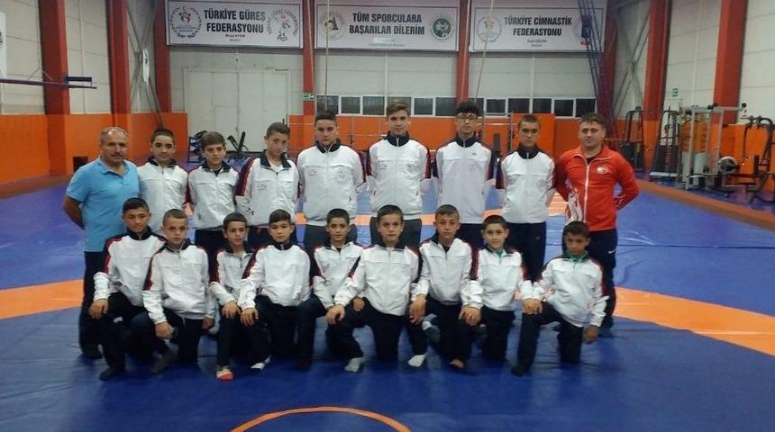 Minikler İzmir&rsquo;de D&uuml;zce&rsquo;yi Temsil Ediyor