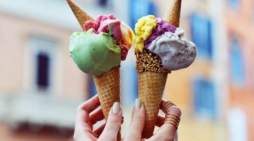 Sosyal Medya Rengarenk... Çatır Sıcaklarda Serinlemek İçin Herkes Dondurmaya Saldırdı!