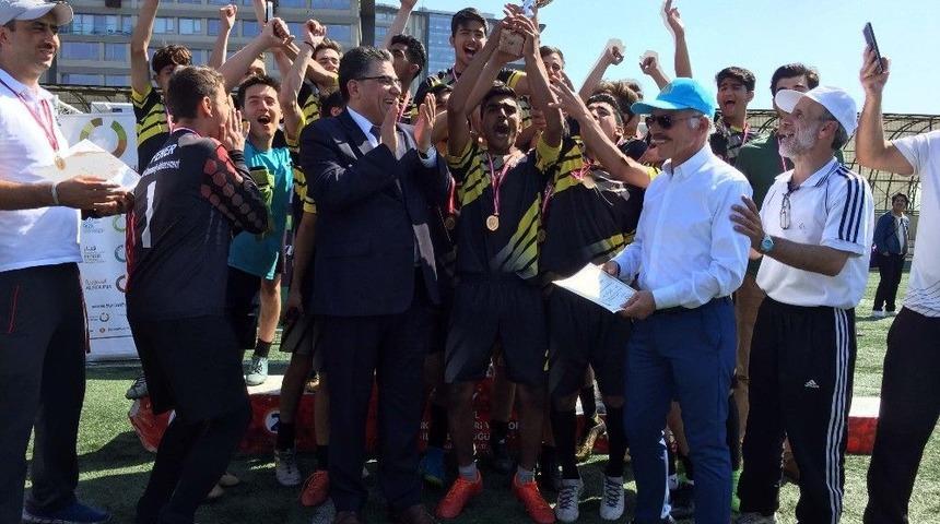3&rsquo;&uuml;nc&uuml; Suriyeli &Ccedil;ocuklar Futbol Turnuvasında Şampiyon Takım Kupa Kaldırdı