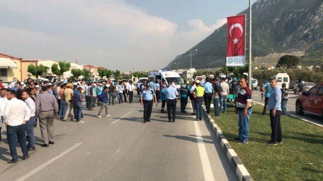 Manisa’da Otomobil İşçilere Çarptı: 3 Ölü