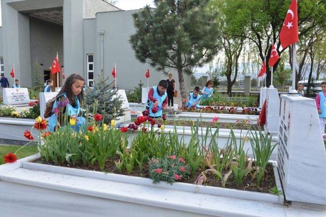 Melikgazi Belediyesi Çocuk Meclisi’nden Şehitlik Ziyareti