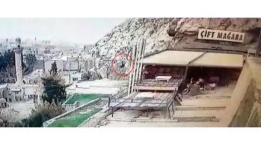 Kalede Selfie &Ccedil;eken Adamın D&uuml;şme Anı Kamerada