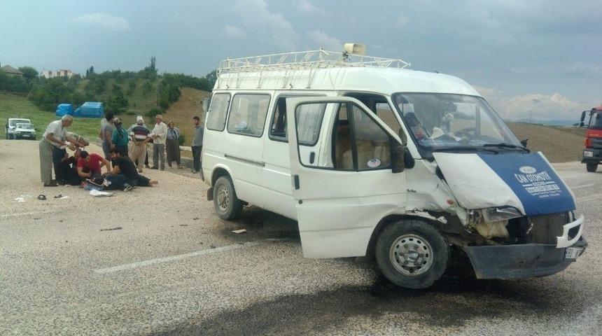Otomobil Ve Minib&uuml;s &Ccedil;arpıştı: 3&rsquo;&uuml; Ağır 7 Yaralı