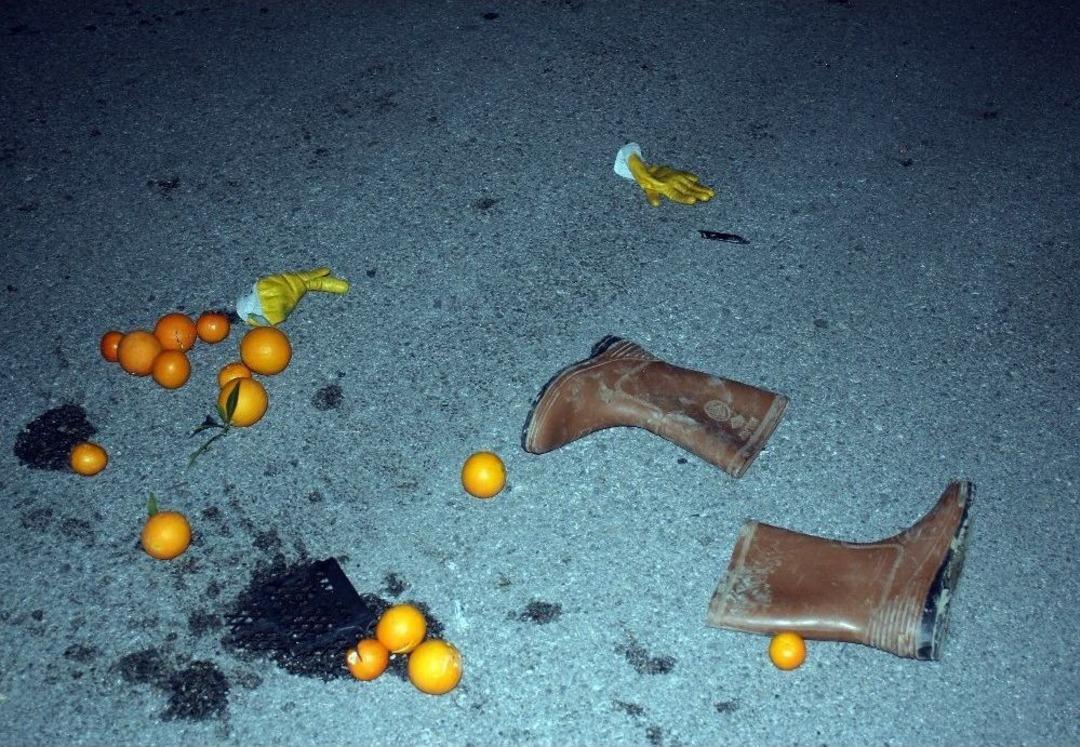 Portakal &Ccedil;uvalıyla Yolun Karşısına Ge&ccedil;erken Kamyonun Altında Kaldı