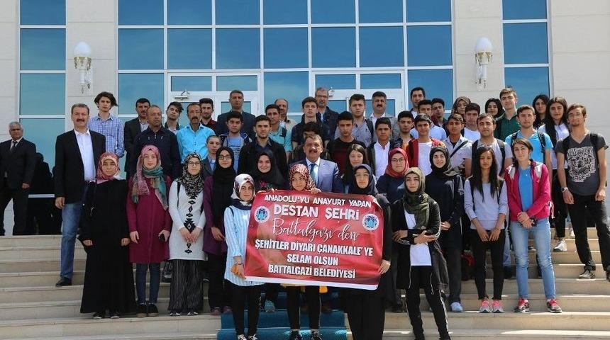 Battalgazi Belediyesi Başarılı &Ouml;ğrencileri &Ccedil;anakkale&rsquo;ye G&ouml;nderdi