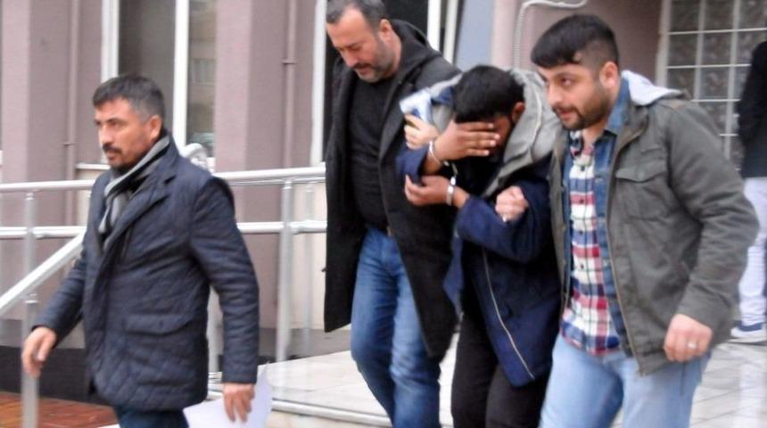 Elindeki Bı&ccedil;akla İki İstasyonu Soydu