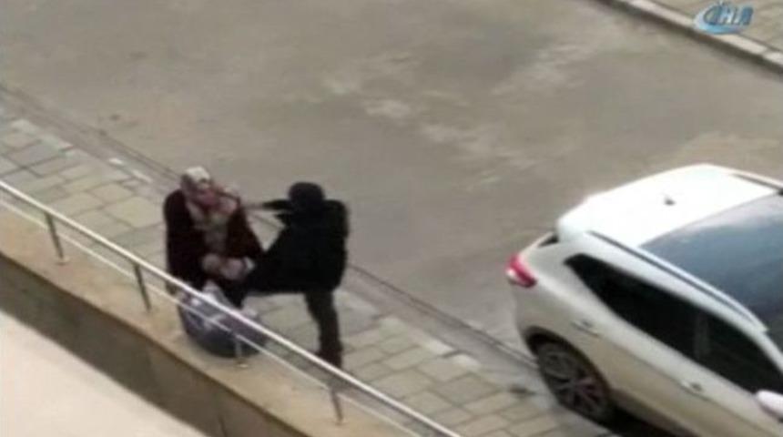 Bebekli Kadına Kaldırımda Tekmeler Attı