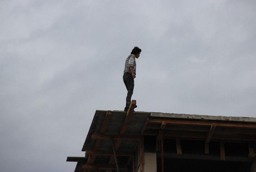 4. Kattan Atlamak İsteyen Kadını &Ccedil;ekirdek &Ccedil;itleyerek İzlediler