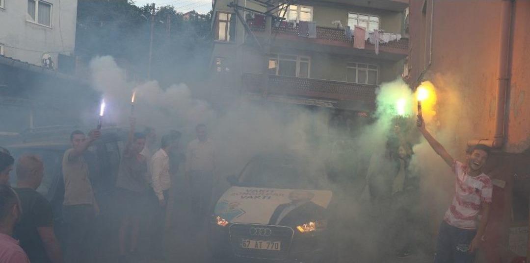 Ak Parti&rsquo;ye Yeşil Mahalle&rsquo;de Konfetili, Meşaleli Karşılama