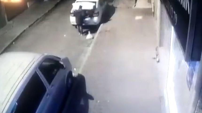 (&ouml;zel Haber) Otomobilin Bagajından Takım &Ccedil;antası &Ccedil;aldı