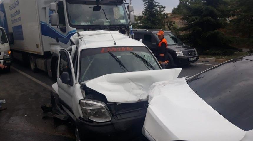 Uşak’ta Zincirleme Kaza; 6 Yaralı