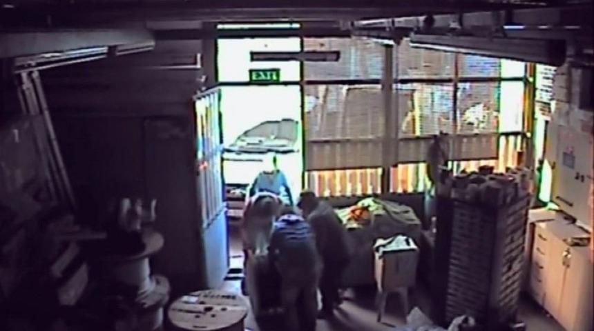 (&ouml;zel)ara&ccedil;larını D&uuml;kkan Sahibinin &Uuml;zerine S&uuml;ren Hırsızlar Kamerada