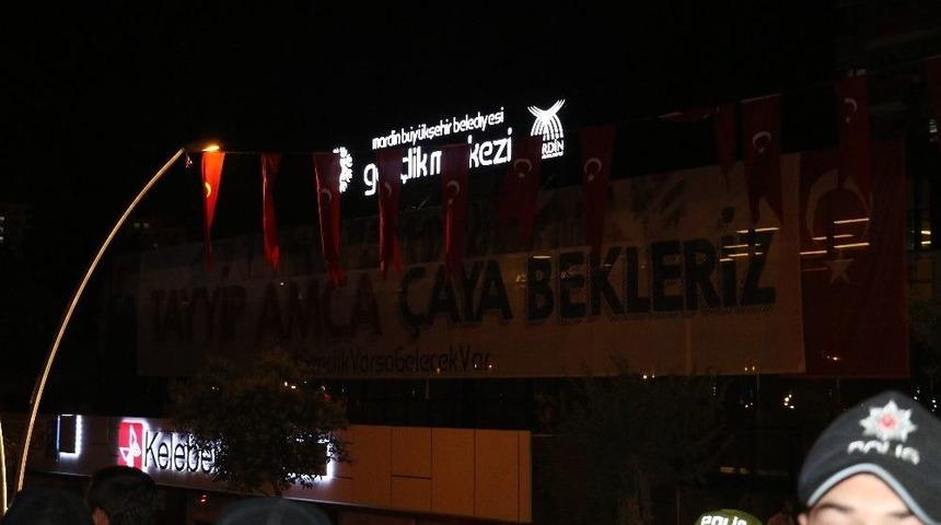 Cumhurbaşkanı Erdoğan, &ldquo;tayyip Amca &Ccedil;aya Bekleriz&rdquo; Pankartına Kayıtsız Kalmadı