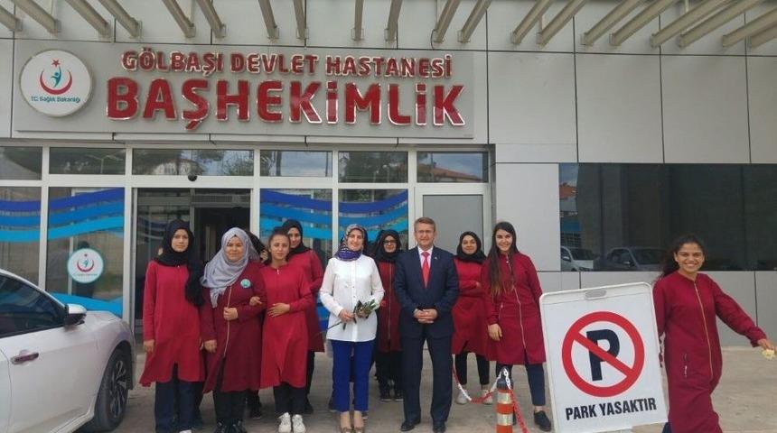 &Ouml;ğrenciler Hastalara Kuran-ı Kerim Ve &Ccedil;i&ccedil;ek Hediye Etti