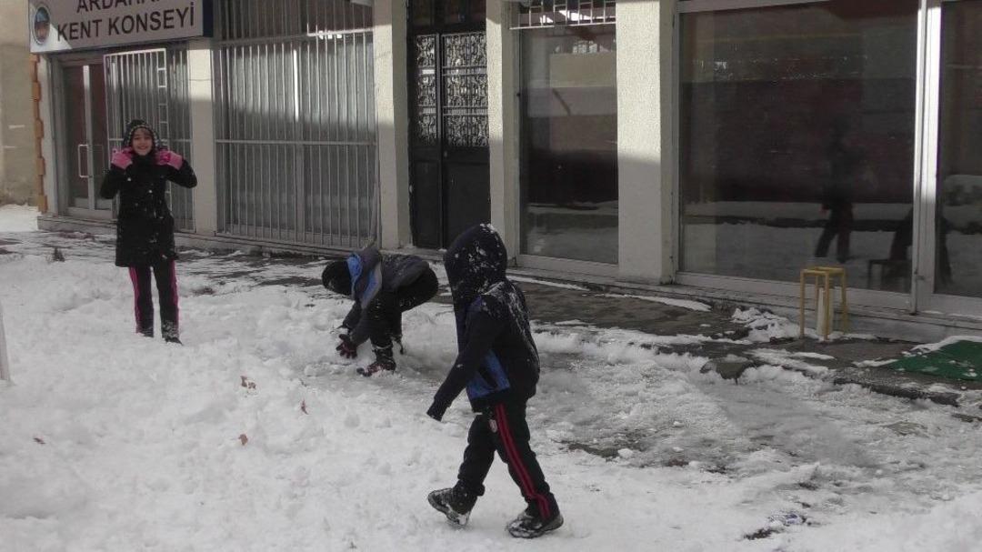 &Ouml;ğrencilerin Kartopu Sevinci