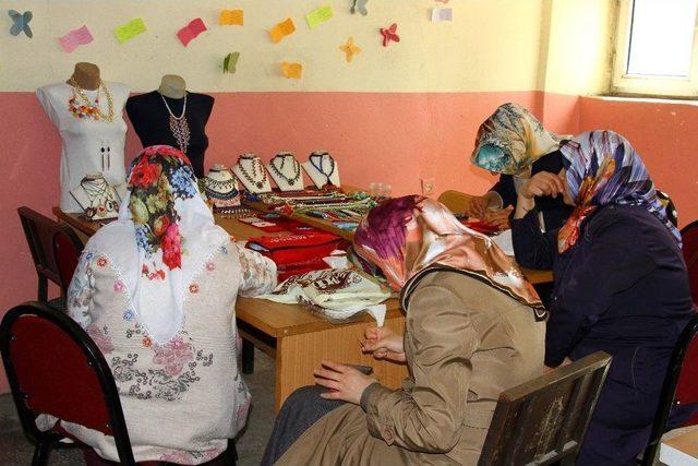 Hizan’da Takı Tasarım Kursuna Yoğun İlgi