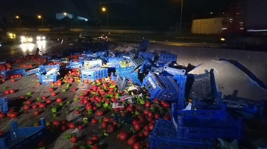 D-100&rsquo;de Tır Devrildi, Sebzeler Yola Sa&ccedil;ıldı